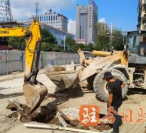 日烂骚逼爽啊啊啊视频高温下的坚守｜道路建设者用汗水铺就畅通路